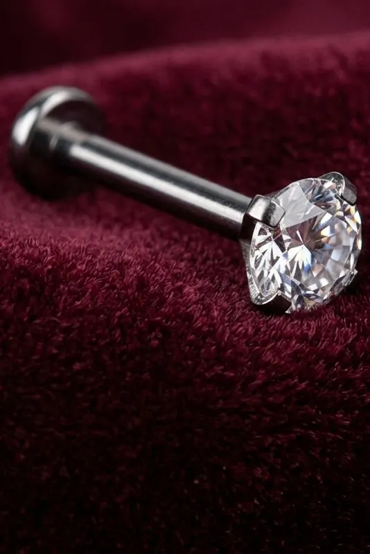 Serviços com piercing de titanio